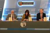 Presentación de la colaboración entre el Consejo de Farmacéuticos del País Vasco y el Departamento de Empleo y Políticas Sociales para orientar a las farmacias hacia el paciente mayor.