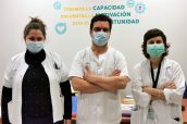 El director del curso, Ramón Morillo, junto a dos de las docentes (a la derecha la profesional del servicio de Enfermedades Infecciosas, Anais Corma, y a la izquierda la farmacéutica Aguas Robustillo).