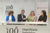 De izquierda a de derecha, Ángela Martín, vocal de Administraciones Públicas y Acción Social del Colegio, Carlos Díaz, presidente del Colegio, Gladys Arteaga, presidenta de Párkinson Tenerife y
Nayra González, directora de Párkinson Tenerife