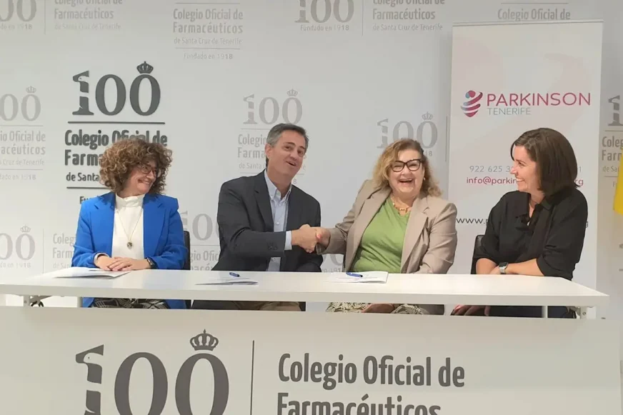 De izquierda a de derecha, Ángela Martín, vocal de Administraciones Públicas y Acción Social del Colegio, Carlos Díaz, presidente del Colegio, Gladys Arteaga, presidenta de Párkinson Tenerife y
Nayra González, directora de Párkinson Tenerife