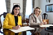 La alcaldesa Gema Igual y  la presidenta del COF de Cantabria, María García del Hierro firman el convenio