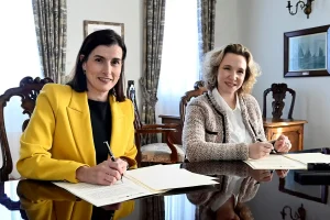 La alcaldesa Gema Igual y  la presidenta del COF de Cantabria, María García del Hierro firman el convenio