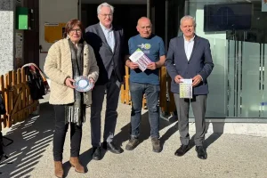 La farmacéutica de Itsasondo, presidente del COFG, alcalde del municipio y director de Farmacia tras la firma del acuerdo.