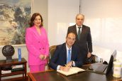 José Luis Bancalero firma en el libro de honor del Colegio, junto a la presidenta Raquel García y el presidente del CGCOF, Jesús Aguilar.