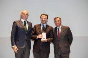 Imagen de la entrega de la Medalla de Oro del COF de Madrid a Javier Fernández-Lasquetty.
