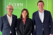 Óscar López, vicepresidente 1 del COFM, junto a la directora general del Foro Español de Pacientes, Mónica de Elío de Bengy, y Manuel Martínez del Peral, presidente del COFM