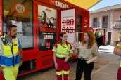 La consejera de Sanidad, Fátima Matute, conversa con varios profesionales.