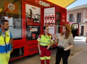La consejera de Sanidad, Fátima Matute, conversa con varios profesionales.
