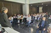 El consejero se dirige a gestores y trabajadores para explicar el futuro del departamento de salud.