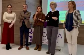 Carlota García Tinoco, de Farmacovigilancia del Departamento de Salud; Alberto Mantilla Blanco, Presidente del Colegio Oficial de Farmacéuticos de Navarra; Gabriela Elizondo Rivas, directora del Servicio de Ordenación e Inspección Sanitaria y de Farmacia del Departamento de Salud; Covadonga de Agapito Vicente, del Centro de Farmacovigilancia, y Marta Irujo Lizaur, del Colegio Oficial de Farmacéuticos de Navarra.