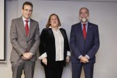 El subdirector de Farmacia de Navarra, Antonio López, la presidenta del COF, Marta Galipienzo, y el consejero de Salud, Fernando Domínguez.