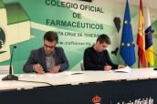 Imagen de la firma del acuerdo entre el COF de Tenerife y la Asociación de pacientes con hemofilia (Ahete).