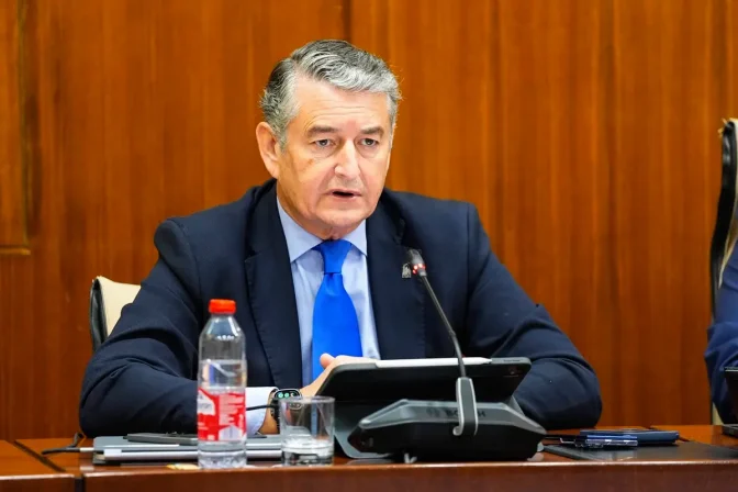 Antonio Sanz, durante su intervención en la comisión de Sanidad, del Parlamento de Andalucía.