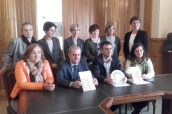 El director de Farmacia y el alcalde de Eibar, junto a responsables del COF de Guipuzcoa y técnicos de Servicios Sociales de Eibar.