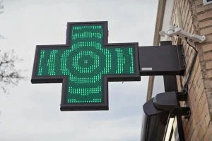illuminated-green-pharmacy-cross-sign-Depositphotos_710162912_XL (1)