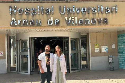 Arturo Morales y Marta Cuy, en la entrada del Hospital Arnau de Vilanova