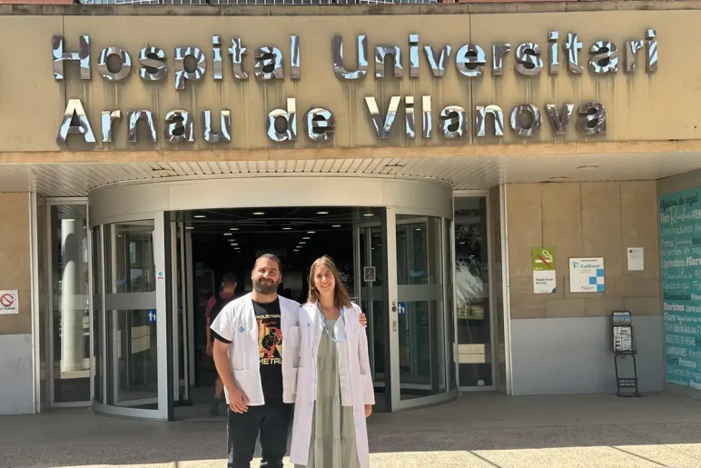 Arturo Morales y Marta Cuy, en la entrada del Hospital Arnau de Vilanova