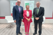 De izqda. a dcha.: Jesús Sanz Villorejo, Vicepresidente de la Fundación SEDISA, Gotzone Sagardui Goikoetxea,

Consejera de Salud del Gobierno Vasco, y José Soto Bonel, Presidente de SEDISA