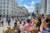 Miembros de la entidad posan con las cajas de firmas recogidas ante la puerta del Congreso de los Diputados.