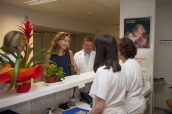 María Martín conversa con profesionales sanitarios, en una imagén de la legislatura 2015-2019.