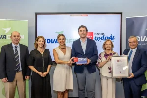 De izda. a dcha.: Antonio Bresó, Lorena Callejón (miembros del consejo de administración
de NOVACOFM); Elena Mantilla, directora general de Madrid Excelente; Manuel Mtez. del Peral,
presidente del COFM y NOVACOFM; Margarita Alfonsel (miembro del consejo de administración
de NOVACOFM), Óscar Ortega, director general de NOVACOFM.