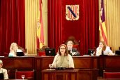 La consejera Manuel García, durante su intervención en el Parlamento balear.