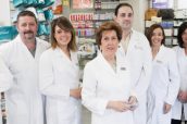 Equipo de la Farmacia Cervantes, en Granada.