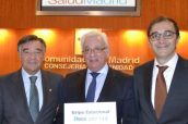 El presidente del COF de Madrid, Luis González, con el consejero madrileño, Jesús Sánchez Martos.