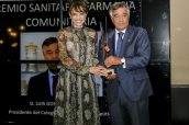 Luis González, presidente del COFM, recibe el ‘Premio Sanitario Farmacia Comunitaria’ de INDEPF de manos de la patrona de la Fundación Humans, Rosalía Gozalo.