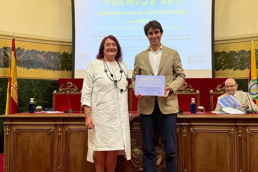 Fernando Sánchez Méntrida, vocal de Titulares de Oficina de Farmacia del COFM, recogió el premio concedido por la AEV al proyecto 'InmunízaT'.