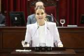 Margalida Prohens, durante su investidura en el Parlamento Balear.