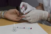 Imagen de la realización de una prueba de VIH en una farmacia catalana.