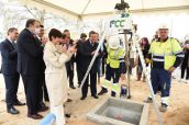 El presidente castellano manchego y la ministra portavoz, junto al resto de autoridades en la colocación de la primera piedra del hospital de Puertollano.