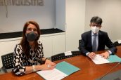 Eva Ortega-Paino, secretaria general de Raicex, junto a Humberto Arnés, director general de Farmaindustria, durante la firma del acuerdo.