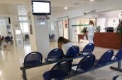 Imagen de la sala de espera de un centro sanitario durante la pandemia