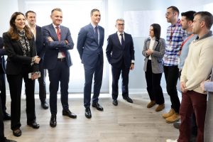 Pedro Sánchez conversa con los principales responsables de la compañía y jóvenes trabajadores.