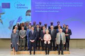 Sánchez y Von der Leyen, junto a los participantes en la reunión