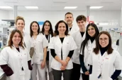 Equipo de la Plataforma de Terapias Avanzadas del Hospital Sant Joan de Déu Barcelona, liderado por Alessandra Magnani (en el centro de la imagen).