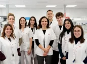 Equipo de la Plataforma de Terapias Avanzadas del Hospital Sant Joan de Déu Barcelona, liderado por Alessandra Magnani (en el centro de la imagen).