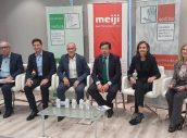 José Soto, Presidente de SEDISA, Roberto García, Presidente de Meiji Pharma Spain, Jesús del Está, Director técnico de Meiji Pharma Spain, Miguel Ángel Caracuel, del Servicio de Reumatología del HU Reina Sofía de Córdoba, Gloria Hernández, Jefa del Centro Nacional de Certificación de Productos Sanitarios del Ministerio de Sanidad, y Amparo Simón, Directora Económico Administrativo del HU Reina Sofía de Córdoba