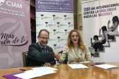 El vicepresidente del Colegio de Farmacéuticos de Sevilla, Juan Pedro Vaquero, suscribe el convenio de colaboración con la delegada del Área de Igualdad y Recursos Humanos del Ayuntamiento de Sevilla, Clara Isabel Macías.