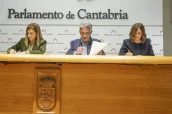 La presidenta de Cantabria, María José Sáenz de Buruaga, el secretario general del PRC, Miguel Ángel Revilla, y la candidata de la formación, Paula Fernández Viaña, durante la firma en el Parlamento de Cantabria.