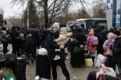 Refugiados ucranianos llegan a la frontera con Moldavia.