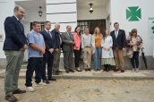 La presidenta de la Junta de Extremadura, junto a representantes autonómicos y municipales en Aljucén, localidad en la que se ha instalado el primer desfibrilador.