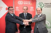 Imagen de la firma de la renovación del acuerdo entre el CGCOF, Fundación ONCE y Fundación Vodafone.