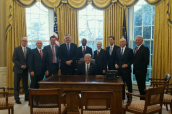 El presidente de los Estados Unidos, Donald J. Trump, con representantes de la industria farmacéutica.