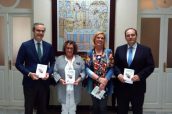Imagen de la firma del acuerdo entre la asociación de pacientes con lupus de Cádiz, el COF, Bidafarma y Cinfa.