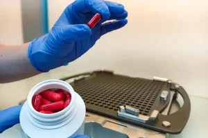uno de los botes de las cápsulas fabricadas por el Servicio de Farmacia Hospitalaria del HUVM