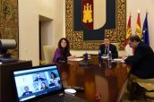 Imagen de la vídeoconferencia de representantes del Cofcam y del Gobierno de Castilla-La Mancha.