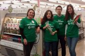 voluntarios de KP en un supermercado Condis